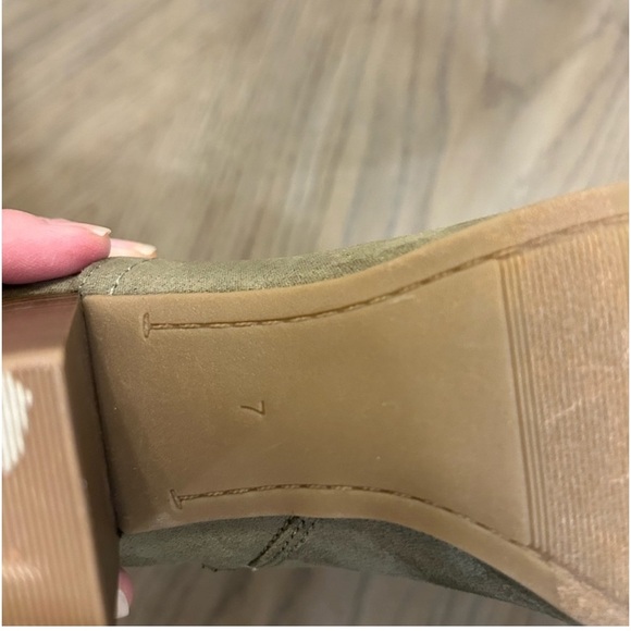 Old navy olive green zipper booties size 7 - Picture 7 of 8